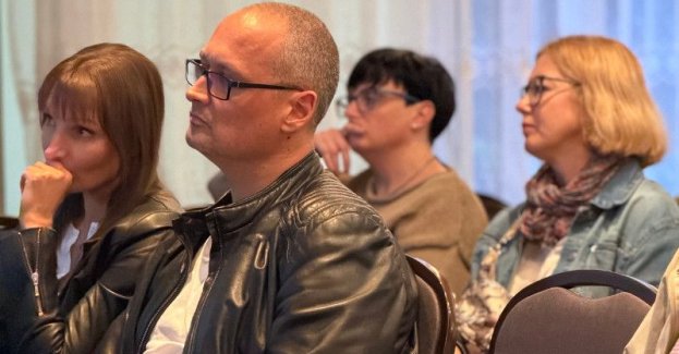 7 października w klubie osiedlowym Kameleon przy ul. Tuwima 9 w Toruniu mieszkańcy rozmawiali o planowanej organizacji ruchu na ul. Gałczyńskiego po zakończeniu remontu. Mieszkańcy mogli zapoznać się z trzema wariantami przygotowanymi przez Miejski Zarząd Dróg, a opinie można zgłaszać do 16 października 2026 r.
